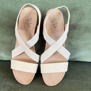 Life Stride Women's Cream Cross-Strap Sandals